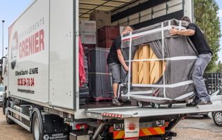 déménageurs transportent meubles dans camion